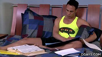 Estudiante universitario cachondo masturbándose XVIDEOS