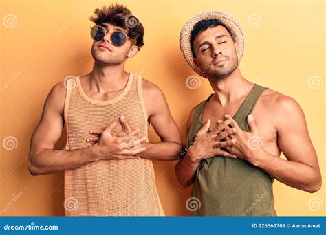 Joven Pareja Gay Con Ropa De Verano Sonriendo Con Las Manos En El Pecho Con Los Ojos Cerrados Y