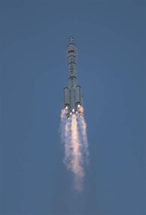 China successfully launches Shenzhou-17 manned mission to its space station - EFE Noticias