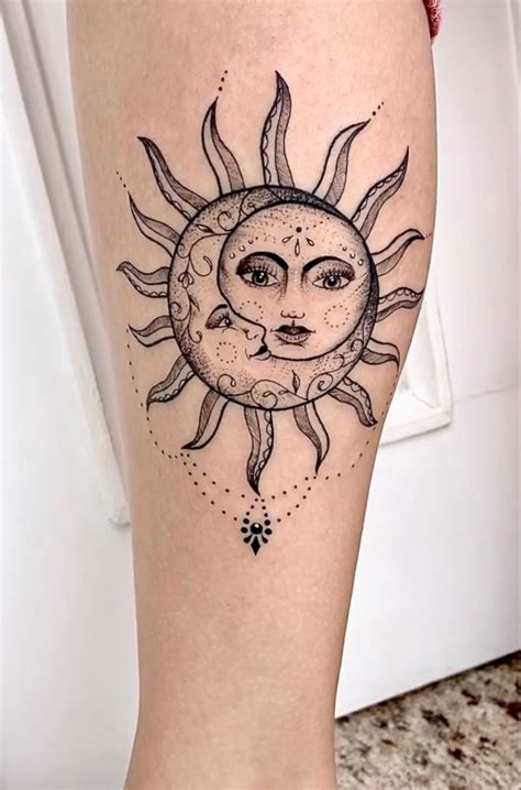 Tatuagem no interior da canela desenho de um sol e meia lua Na lua há