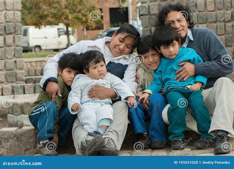 Familia Latina Sentada En La Calle Foto De Archivo Imagen De Amor Boliviano