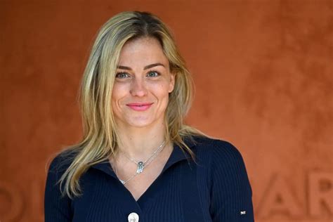 PHOTOS Laure Boulleau plus hot que jamais maillot de bain rose et plage de rêve elle fait