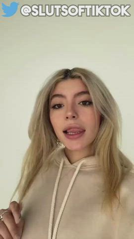 Wow She Is Hot Scrolller