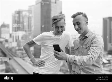 Homme gay noir Banque de photographies et dimages à haute résolution Alamy