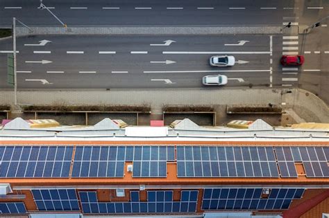 Vista aérea do sistema de painéis solares foto voltaica no telhado do