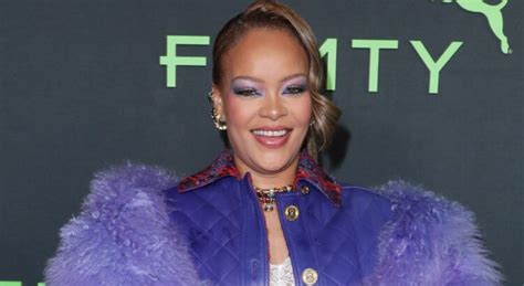 Rihanna Torride Barbie Elle Exhibe Ses Courbes Sensuelles En Lingerie Rose Fuchsia Et Porte