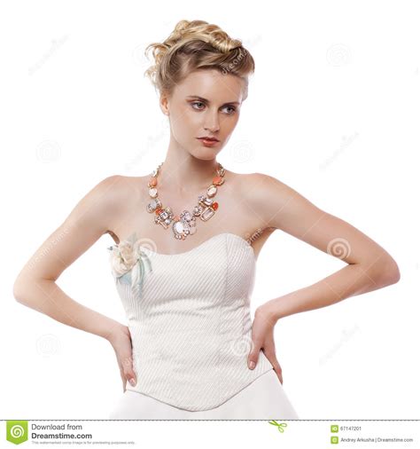 Jeune Belle Femme Blonde Avec Une Coiffure De Mariage Image Stock Image Du Adulte Effectuez