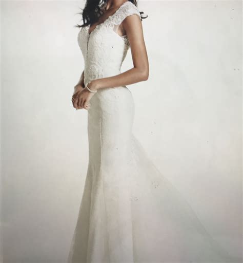 David’s Bridal mod. ILLUSION DEEP PLUNGE NECKLINE LACE TRUMPET GOWN