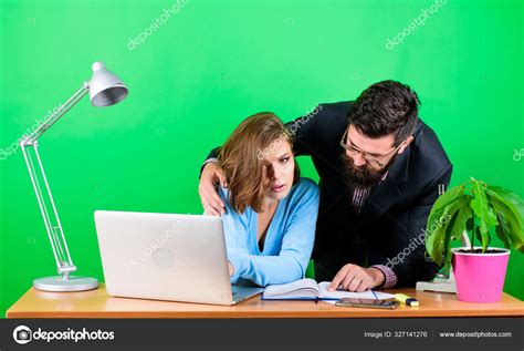 Professeur Mature Et Tudiant Attrayant Concept De Provocation Cours Particulier Je Flirte