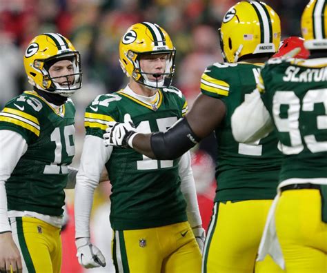 Packers rookie Anders Carlson passes first December test with perfect ...