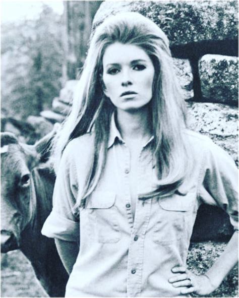 10 Stunningly Attractive Vintage Pictures Of Young Martha Stewart