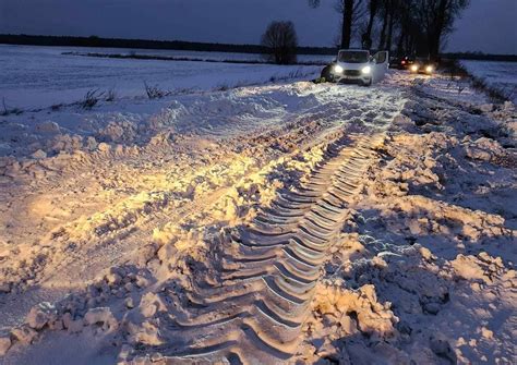 Uwaga jest niebezpiecznie Na drogach w całym powiecie są zaspy śniegu