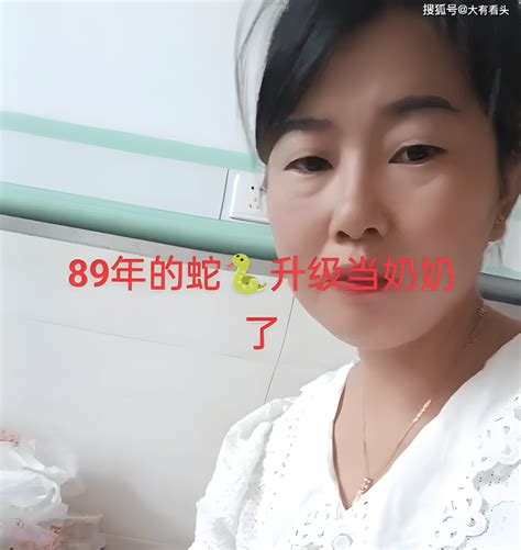 89年女子抱着孙子炫耀，34岁当奶奶，网友：同龄人孩子还在幼儿园