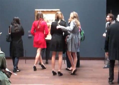 G1 Modelos tiram a roupa e desfilam de lingerie em museu de Paris notícias em Planeta Bizarro