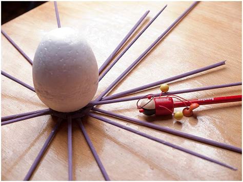 Пасхальные яйца в подставке из газетных трубочек. Красивые композиции ...