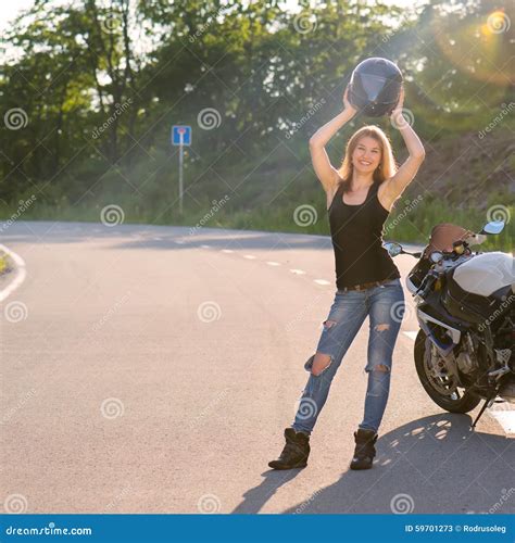 La Fille Blonde Enlève Son Casque Près De La Moto Image stock Image du adulte rebelle 59701273