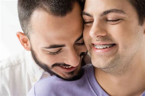 De Cerca Vista De Sonriente Y Barbudo Hombre Gay De Pie Cerca De Joven Pareja Con Los Ojos