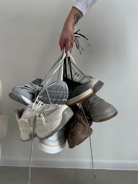 Inst: kitkatka___ Кроссовки контент съемка | Бренды обуви, Кроссовки ...