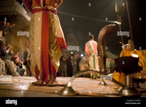 Hindu priest aarti rituals temple hi-res stock photography and images ...