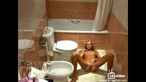 Regardez Задержалась в ванной Toilet Bathroom Соло Porn SpankBang