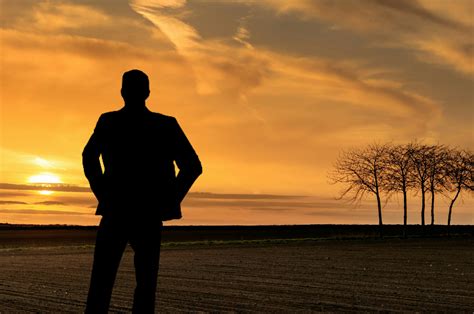 Fotos Gratis Hombre Relajante Panor Mico Mirando Puesta De Sol