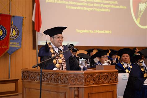 Pengukuhan Guru Besar Prof Dr Hari Sutrisno M Si Ruang Sidang