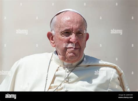 Papa Francesco Saluta I Fedeli Hi Res Stock Photography And Images Alamy