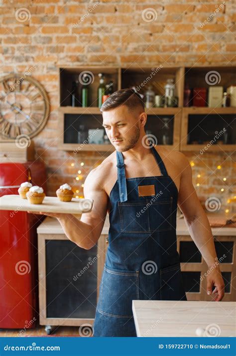 Nude Ehemann in Vorhut Hält Tablett Mit Nachtisch Stockfoto Bild von karosserie freund 159722710