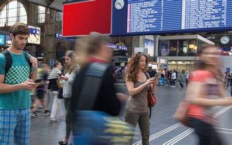 DooH APG SGA mit neuen digitale Branding Zonen an Bahnhöfen invidis