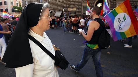 Parada gay em Roma tem até rapazes vestidos de Kate e príncipe William Veja fotos