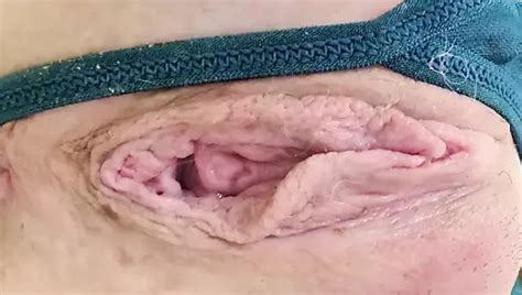 Une MILF française sexy avec un corps de maman parfait et de gros seins naturels se caresse et