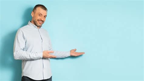 Un Hombre Feliz Y Apuesto De Mediana Edad Que Muestra Espacio Libre Y