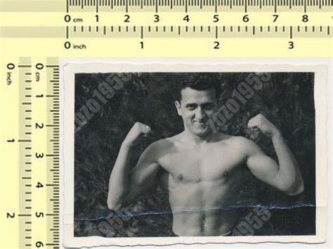 SHIRTLESS MUSCULAR MAN Flex Muscles Guy Male Handsome Gay Int Vintage Photo Orig 18 96