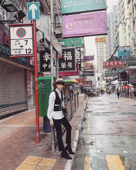 STREET STYLE HOT MOM Ngọc Mom hồi teen với áo nỉ giày thể thao Huyền Baby sang chảnh ngút ngàn