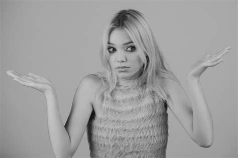 Belle femme blonde confuse avec un geste d interrogation fille haussant les épaules doute femme
