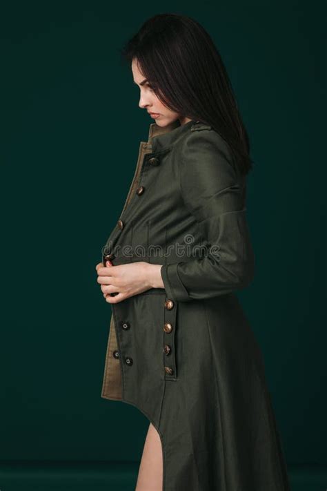 Jeune Femme Dans La Pose Noire De Lingerie Et De Manteau Image Stock