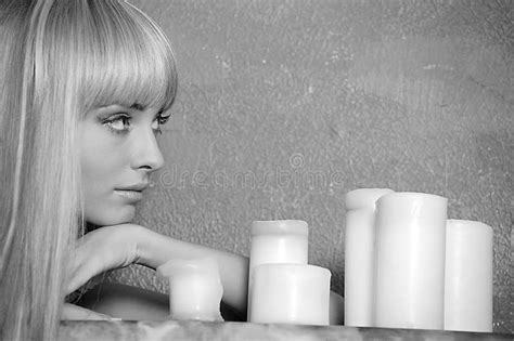 Blonde Aux Cheveux Longs Avec Des Bougies Image Stock Image Du Nourriture Charme