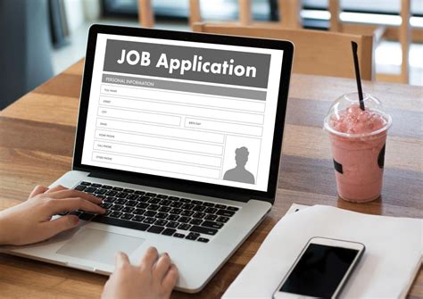 Should You Apply For Jobs Online Or In Person? (An Analysis)