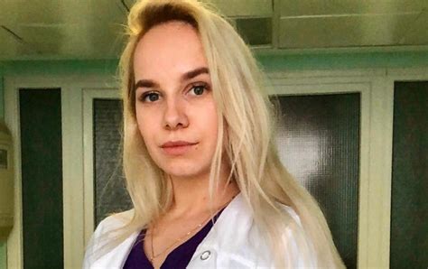 La Enfermera En Bikini Rusa Posa Para Una Marca De Ropa Deportiva Fotos