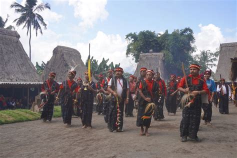 Foto Makna Busana Adat Bajawa Yang Dipakai Orang Ngada Saat Ritual Reba