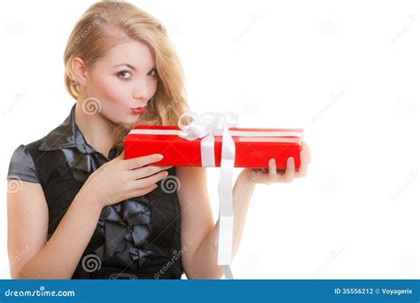 Fille Blonde Heureuse Avec L arc Blanc De Boîte cadeau Rouge De Noël Vacances Photo stock
