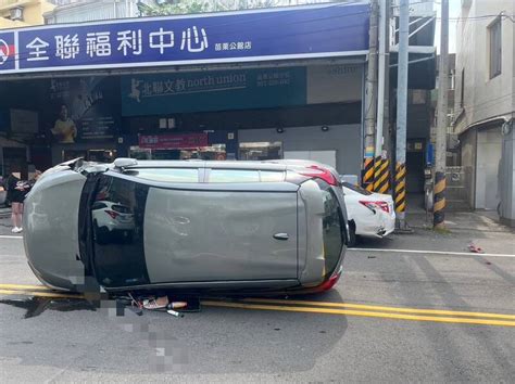 恍神？情侶出遊「緩緩」撞路邊翻車 社會 自由時報電子報