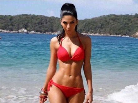 África Zavala lo vuelve a hacer posa en bikini junto al mar site name