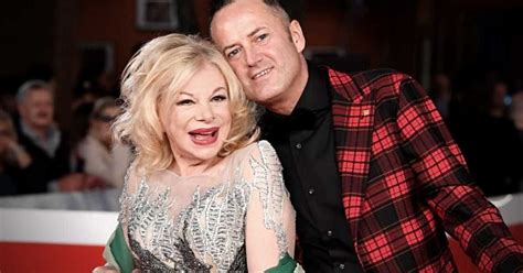 Donne più mature perché molti uomini giovani le preferiscono