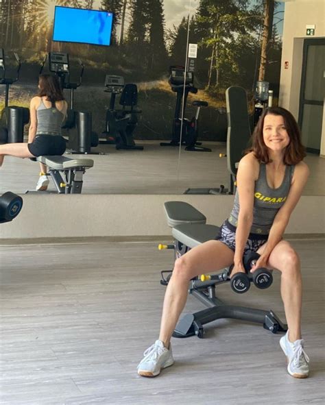 Joanna Jab Czy Ska Ods Oni A Pon Tne Cia O W Bikini Poka Wi Cej