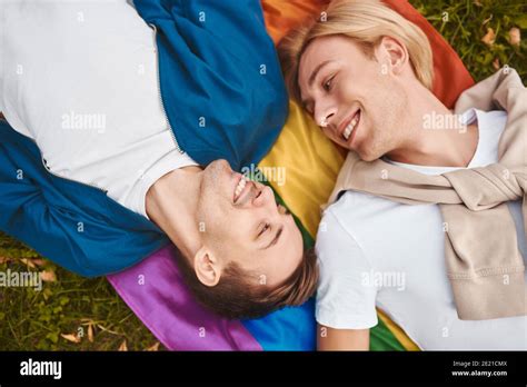 Gay Men Holding Hands On Banque De Photographies Et Dimages Haute R Solution Alamy