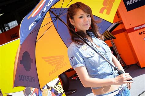 Cute Face Hot Umbrella Girl