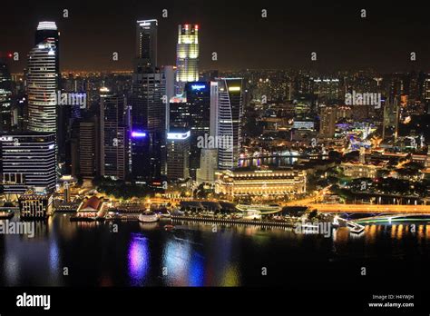 Night view of the Marina Bay skyline from the Marina of Singapore at ...