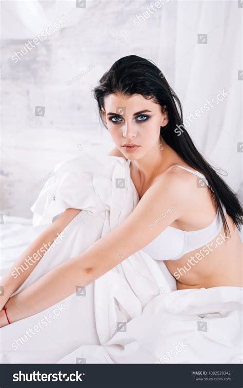 Pretty Naked Woman Posing Bedbeautiful Sexy Stock Photo Shutterstock