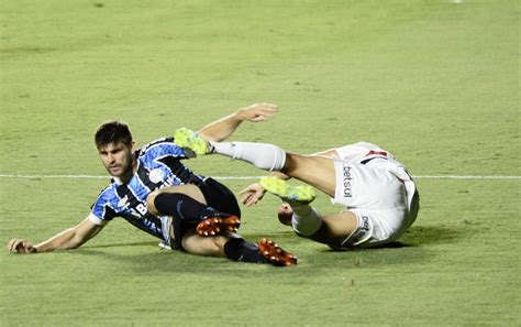 Atuações Kannemann e Pepê sustentam classificação do Grêmio para final